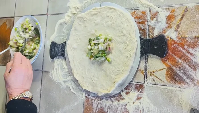 Sistema l'impasto nella teglia (se usi il forno) o sulle pale (se usi il fornetto). Condisci con il mix di cipolle preparato.
