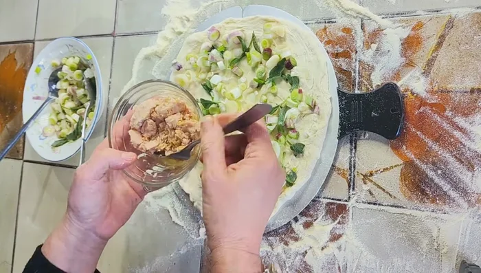 Aggiungi l' 'nduja o il tonno sott'olio a piacere. Spargi bene con le mani.