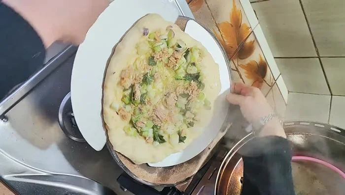 Inforna! Se usi il fornetto, cuoci per 4 minuti, girando la pizza a metà cottura. Se usi il forno tradizionale, cuoci per circa 30 minuti, fino a doratura.