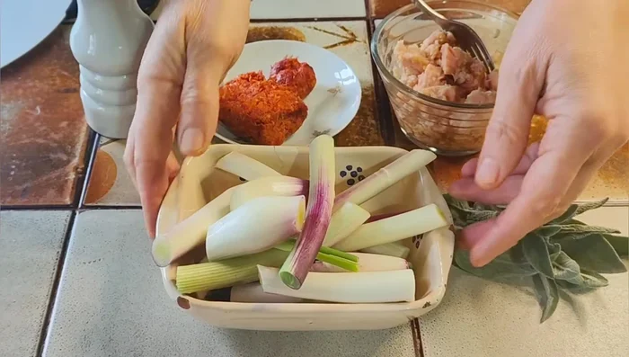 Pulisci le cipolle o i cipollotti, scola il tonno dall'olio in eccesso e pulisci la salvia.