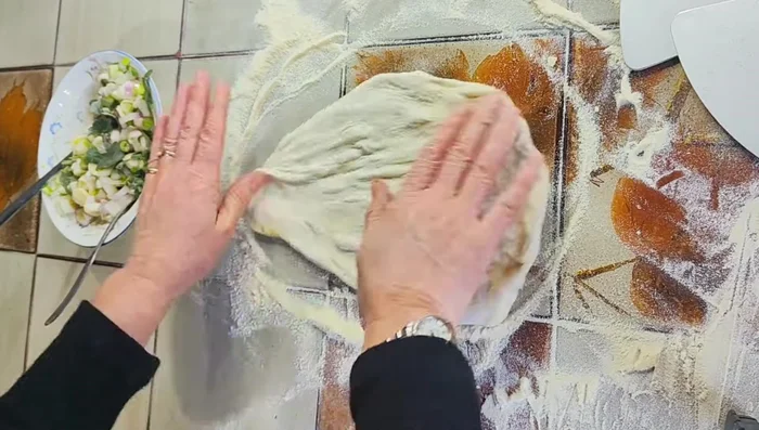 Stendi la pasta per pizza. Se usi il forno tradizionale, preriscaldalo alla massima potenza. Se usi un fornetto, assicurati che raggiunga la temperatura ottimale.