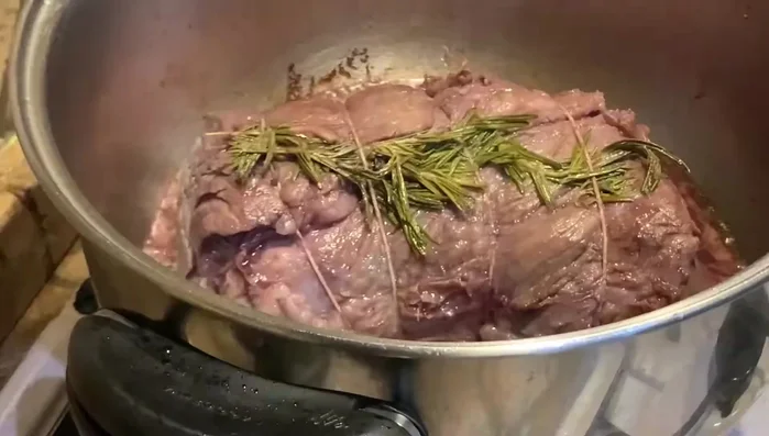 Sfumare con un bicchiere di vino rosso, girando continuamente fino a evaporazione completa dell'alcol.