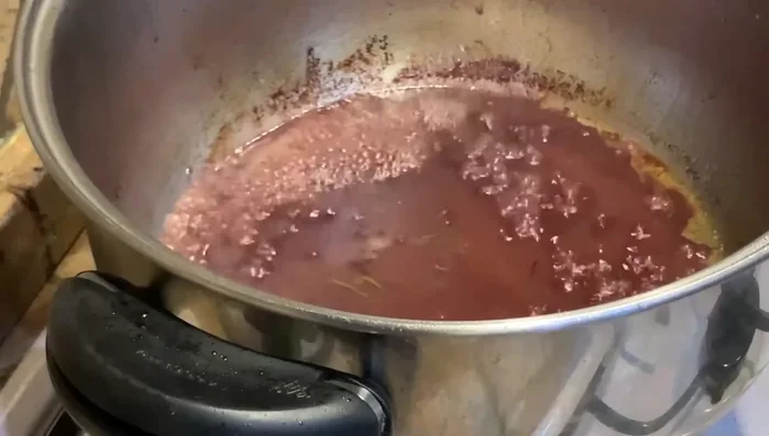Far riposare la carne per 5-6 minuti.