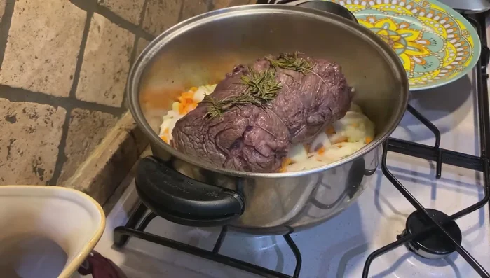 Aggiungere il pezzo di carne sopra le verdure, abbassare la fiamma al minimo e cuocere per 3 ore, girando la carne ogni 15 minuti.