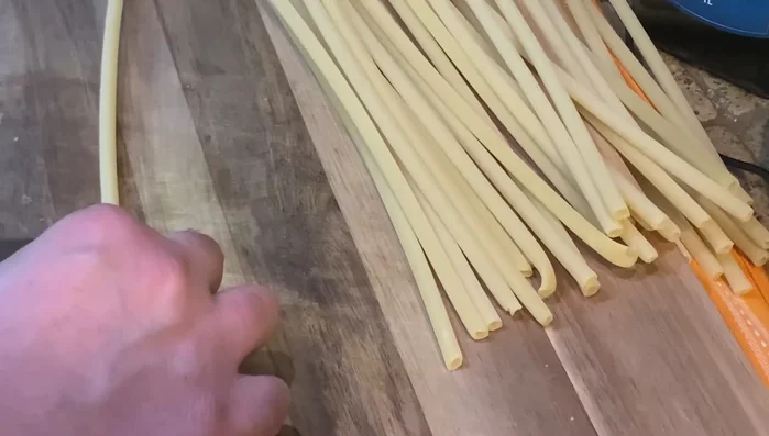 Dopo 3 ore, togliere lo spago e sfilacciare la carne con l'aiuto di due forchette o un grissino.