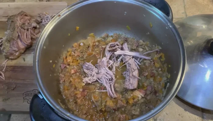 Mentre la pasta cuoce, mettere in forno (50 gradi) il pezzo di stracotto per mantenerlo caldo.