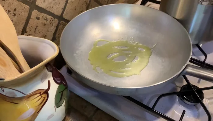Aggiungere alla pentola parte della carne sfilacciata e un mestolo di acqua di cottura della pasta. Mantecare con abbondante parmigiano.