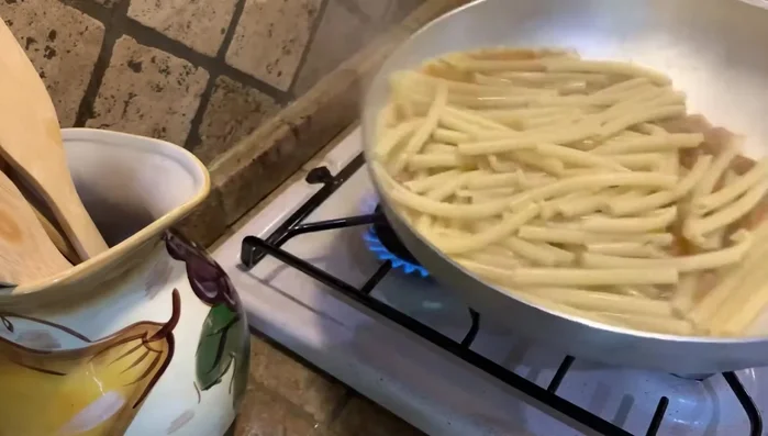 Scolare la pasta e saltarla in padella con un po' di sugo.