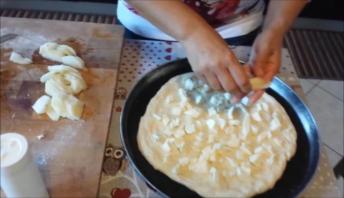 Tagliare le pere a fette o cubetti e disporle sulla pizza a ventaglio o a piacere.