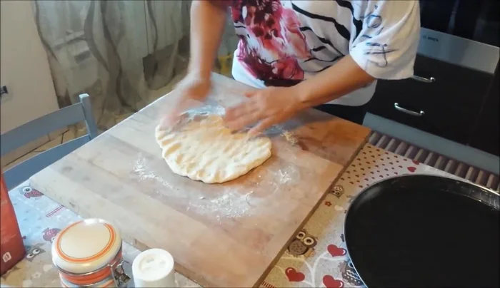 Stendere l'impasto sulla teglia, ungendola leggermente con olio.