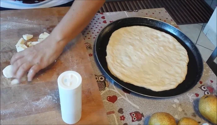 Distribuire la mozzarella a fette sulla base.
