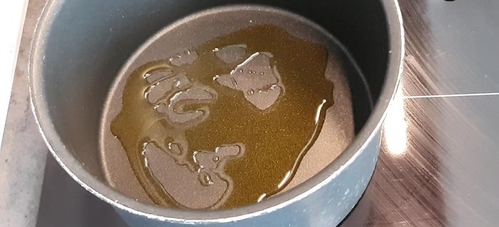 In un pentolino, soffriggere carote, sedano, aglio e origano con olio extravergine di oliva. Aggiungere i pomodorini. (104.799)