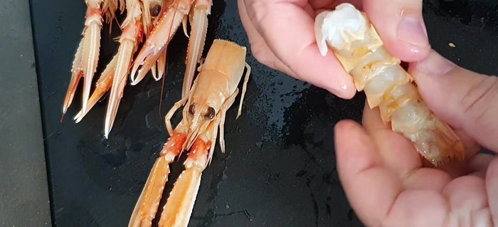 Pulire gli scampi: separare le teste e i carapaci dalle code. Conservare la polpa degli scampi da parte. (114.92)