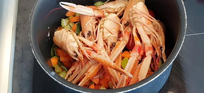 Preparare la bisque: In una pentola, soffriggere le teste e i carapaci degli scampi con olio, sale e pepe. (141.519)
