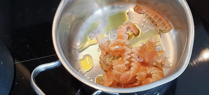 Preparare il brodo di pesce: In una pentola a parte, mettere le code degli scampi, pomodorini, origano, succo di limone, sale e acqua. Portare a ebollizione. (167.76)