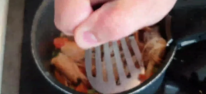 Schiacciare le teste e i carapaci degli scampi per estrarre tutto il succo. Aggiungere un goccio di vino bianco alla bisque. (236.079)