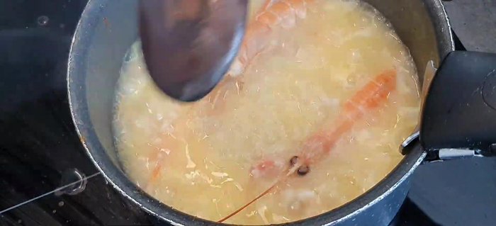 Aggiungere gli scampi crudi al risotto negli ultimi 5 minuti di cottura. (456.56)