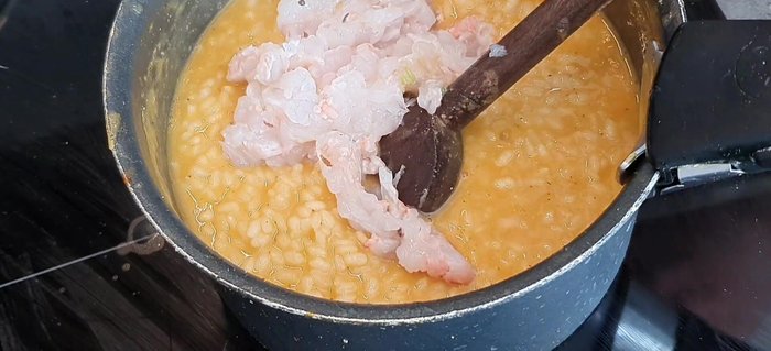 Spegnere il fuoco e aggiungere la polpa degli scampi. Mescolare delicatamente. (518.12)