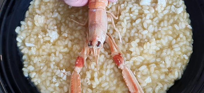 Impiattare il risotto e guarnire con prezzemolo tritato e un filo di bisque. (569.6)