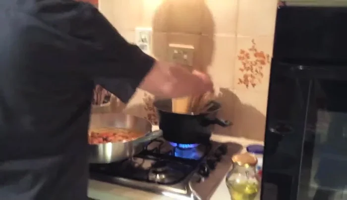 Cuocere gli spaghetti o trenette (1235.1).
