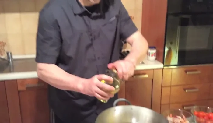 In una padella, aggiungere un goccio d'olio extravergine d'oliva e far soffriggere lo scalogno (347.039).