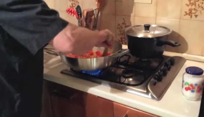 Aggiungere il concentrato di pomodoro (764.04).
