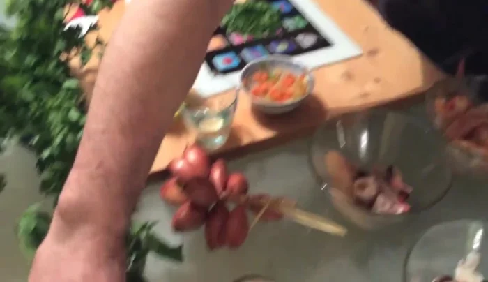 Aggiungere sale, vino bianco e il resto degli ingredienti (spezie, basilico) (756.36).
