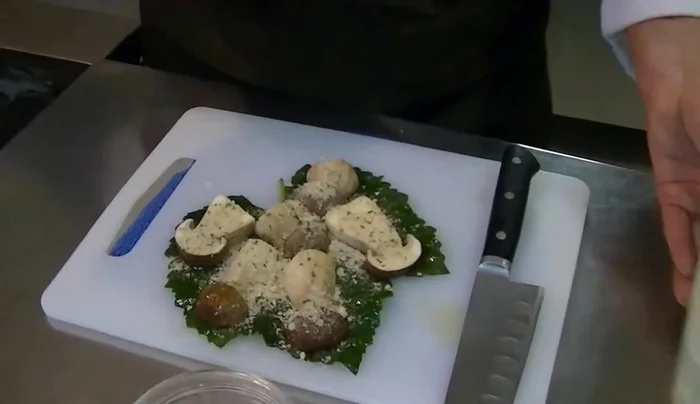 Passare i funghi nel pangrattato e prezzemolo.