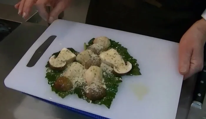 Posizionare i funghi sulle foglie di vite e adagiarli sulla piastra rovente.