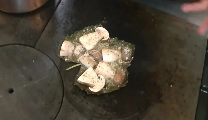 Cuocere i funghi sulla piastra, girandoli a metà cottura. Aggiungere altro olio se necessario. Il tempo di cottura dipende dalla grandezza dei funghi ed è visivamente determinabile.