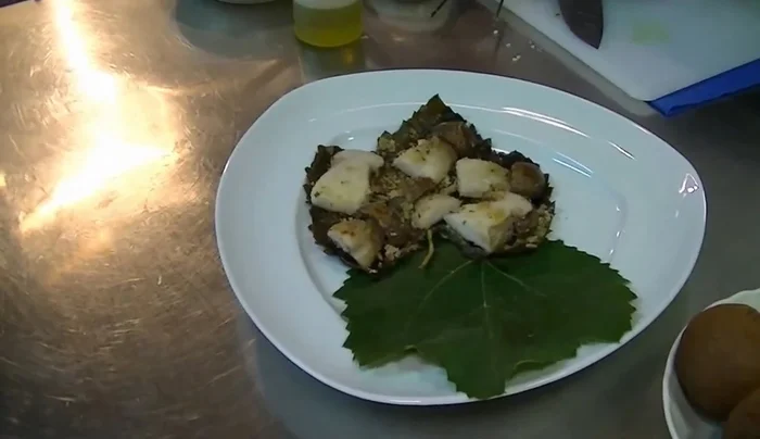 Una volta cotti, adagiare i funghi su un piatto caldo.
