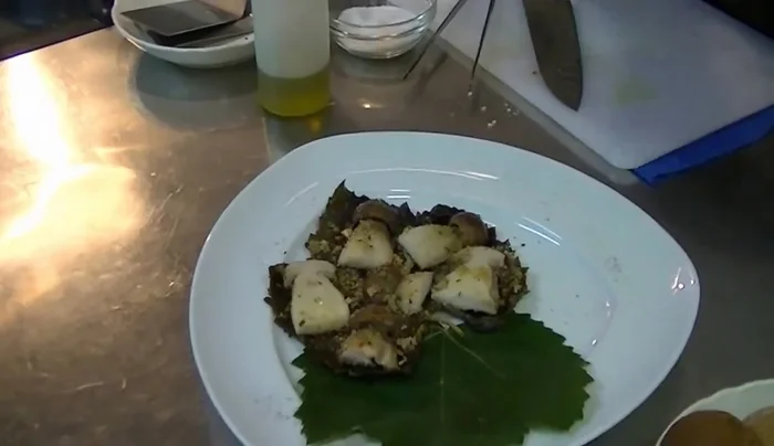 Aggiungere una spolverata di pepe nero macinato fresco e un filo d'olio a crudo.
