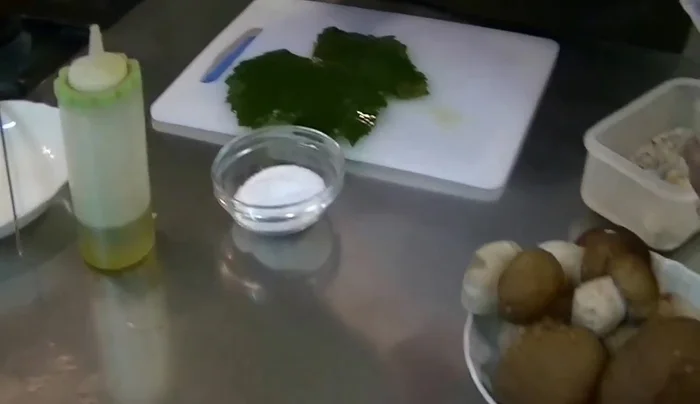 Spalmare le foglie di vite con olio d'oliva.