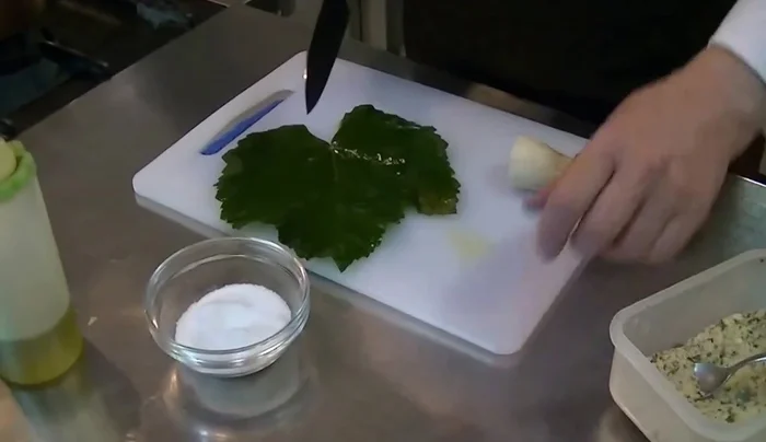 Controllare che i funghi siano sani e freschi. Tagliare a fette.