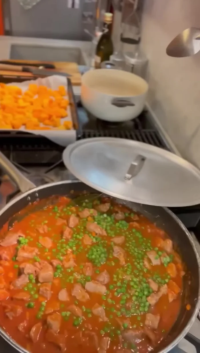 Dopo circa un'ora, aggiungere i piselli con 100 ml di acqua calda e un pizzico di sale.