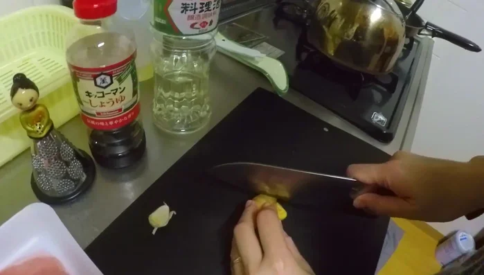 In una ciotola, condire la carne con lo zenzero, l'aglio, la salsa di soia e il sake (o vino bianco). Aggiungere lo zucchero o il mirin se desiderato. Mescolare bene e lasciare marinare per circa 30 minuti (107.32).