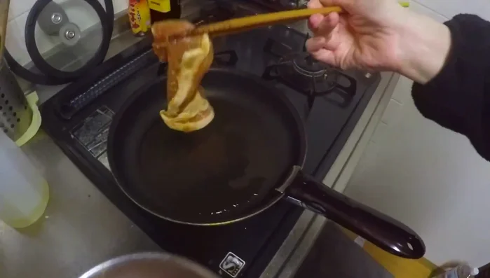 Riscaldare l'olio in una padella. Aggiungere la carne in piccole porzioni, evitando di sovrapporre le fette (314.88).