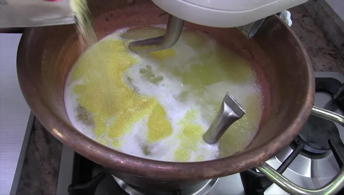 Continuare a mescolare fino a quando la polenta non si sarà addensata (circa 40-60 minuti a seconda del tipo di polenta). (125.6)