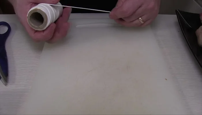 Preparare le quaglie: legare le cosce di ogni quaglia con lo spago da cucina. (176.219)
