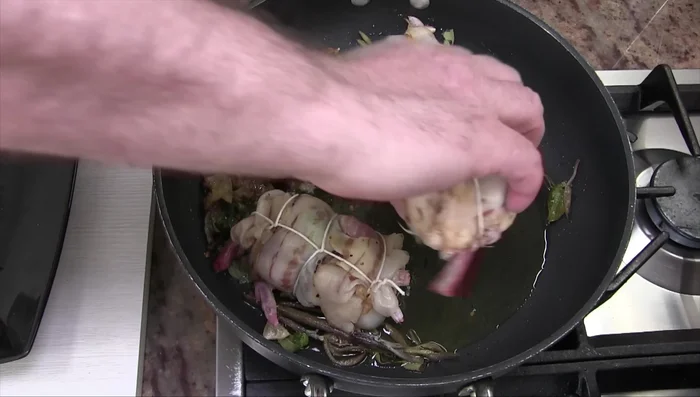 Aggiungere le quaglie alla padella e cuocere a fuoco medio per circa 10-15 minuti, girandole di tanto in tanto e coprendo con un coperchio. (429.9)