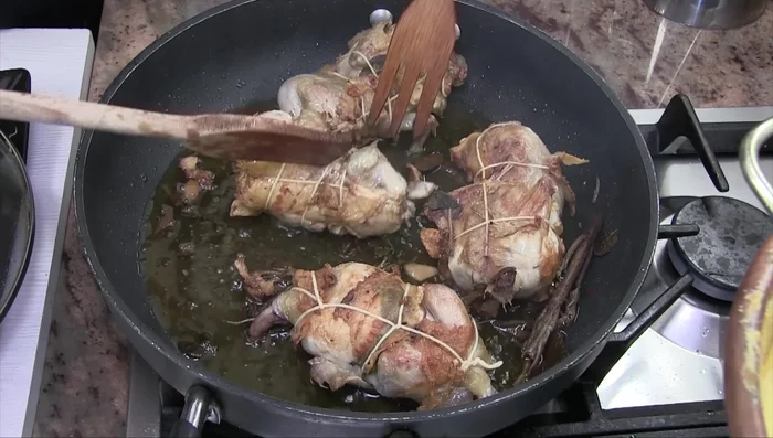 Cuocere per altri 5 minuti senza coperchio per far diventare croccante la pelle. (498.15)