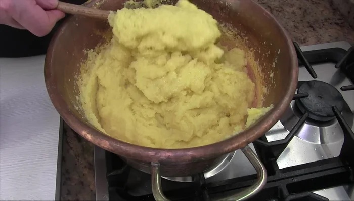Aggiungere una noce di burro alla polenta e mescolare fino a completo assorbimento. (558.48)