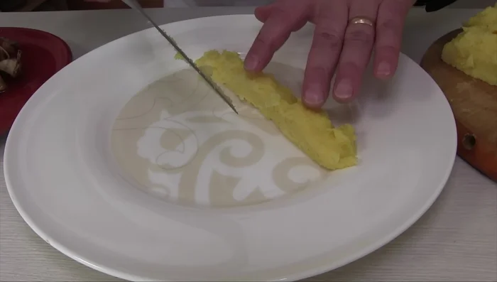 Servire la polenta a fette, sopra le quali adagiare le quaglie e il guanciale croccante. (591.93)