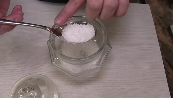 Iniziamo con la polenta: in un paiolo, portare a ebollizione 2 litri d'acqua con un cucchiaio raso di sale. (85.039)
