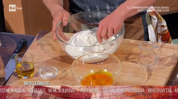 In una ciotola capiente, impastare farina, lievito, zucchero, acqua, sale e olio. Aggiungere le uova e continuare ad impastare fino ad ottenere un impasto omogeneo. (124.84)