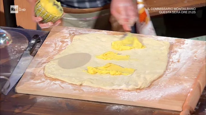 Spalmare la crema pasticcera (o marmellata) sulla superficie del rettangolo. (320.25)