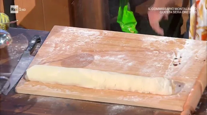 Arrotolare l'impasto su se stesso, formando un rotolo. Tagliare a fette di circa 4-5 cm di spessore. (420.83)