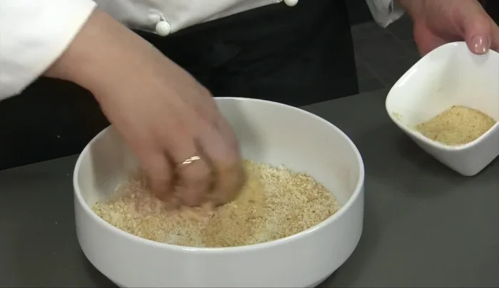 Panare gli involtini con il pangrattato (173.959). Irrorare con un filo d'olio (182.04).