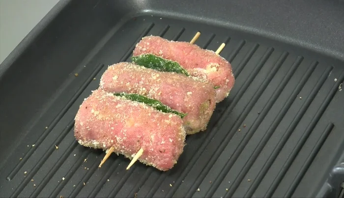 Cuocere gli involtini su una piastra ben calda unta con olio (183.879). Cuocere a fiamma moderata per 3-4 minuti per lato (190).