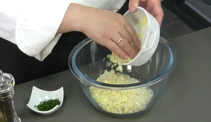 Preparare la farcia: in una ciotola, unire il pane raffermo tritato, il formaggio, le erbe aromatiche tritate finemente, sale, pepe e olio (76.119). Il composto deve essere umido ma non compatto (99.32).